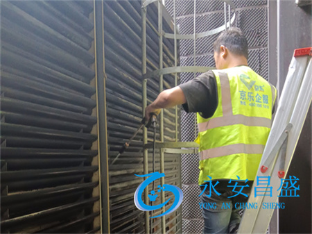 工廠能耗飆升15%怎么處理 冷卻塔填料清洗5步法節電30%
